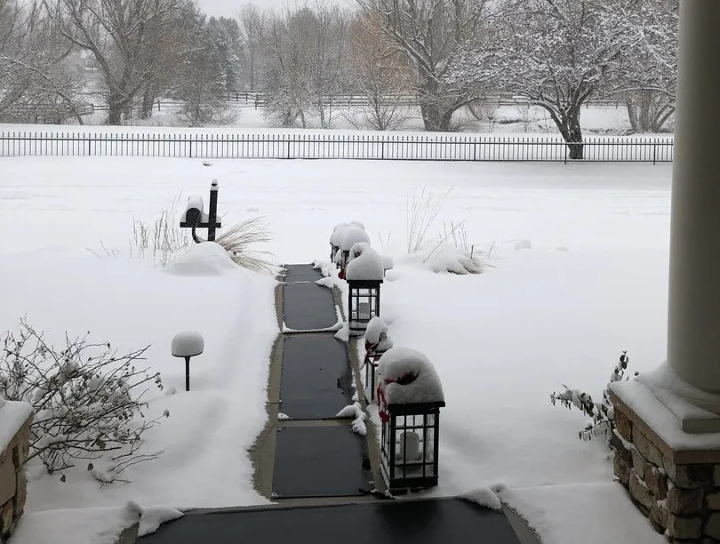 Außentreppen zählen im Winter zu den gefährlichsten Bereichen rund um Gebäude. Regen, Schnee, Eis und Frost verwandeln glatte Stufen schnell